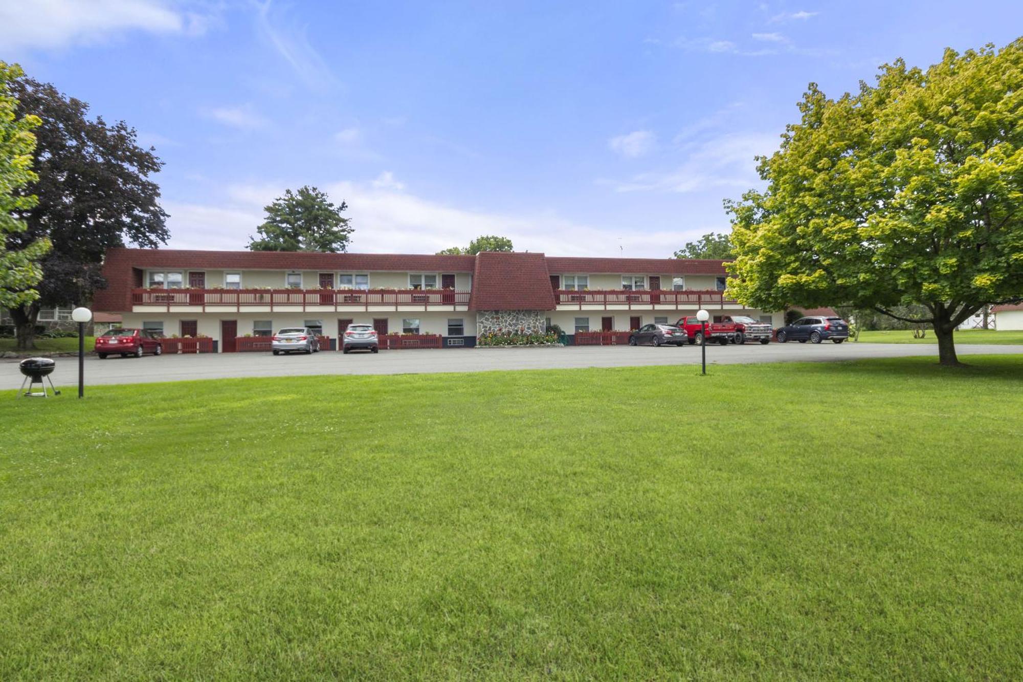 Blue Spruce Inn & Suites Valatie Exterior foto